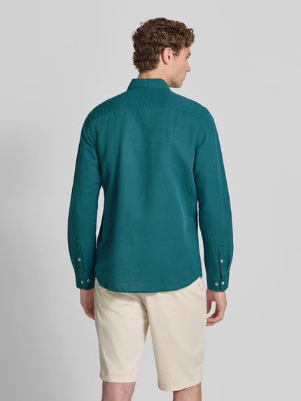 Männermodel trägt Regular Fit Freizeithemd aus Leinen-Baumwoll-Mix von Lerros in Türkis, Rückenlänge 75 cm, Schulterbreite 43 cm, Ganzkörperansicht Rückansicht.