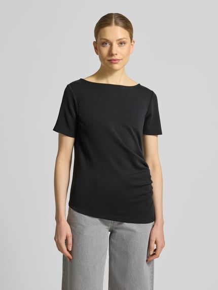 Frauenmodel trägt Damen T-Shirt in Schwarz aus Material-Mix mit Viskose-Anteil, Asymmetrischer-Look, Rundhalsausschnitt, Drapierungen, Modell 'Helle' von My Essential Wardrobe, Rückenlänge bei Größe S 60 cm, Ganzkörperansicht von vorne.