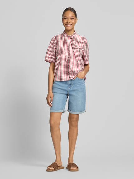 Vrouwenmodel draagt Regular Fit Jeansshorts uit katoenmix model 'SURI' van s.Oliver RED LABEL, denimlook, 5-pocket, lichtblauw, detailfoto van voren,