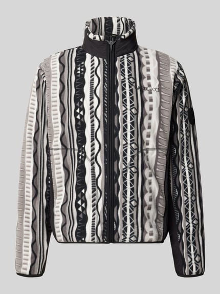 Produktfoto, Fleecejacke mit Stehkragen Modell 'SIGNATURE' von COLUCCI in Schwarz, Weiß und Grau mit Zickzackmuster, strukturierte Fleece-Textur, sichtbares Logo-Stitching, Reißverschluss und seitlichen Eingrifftaschen, Regular Fit