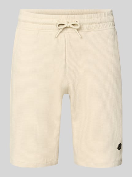 Produktfoto, Straight Fit Shorts mit Logo-Stitching Modell 'Fillip' von Blend aus strukturierter, cremefarbener Baumwolle mit Tunnelzugbund und Taschen.
