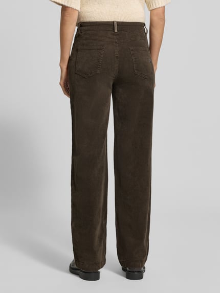 Frauenmodel trägt Straight Fit Cordhose aus Baumwoll-Mix von Buena Vista in unifarbener Cord-Optik mit 5-Pocket-Design, Ganzkörperansicht Rückansicht.
