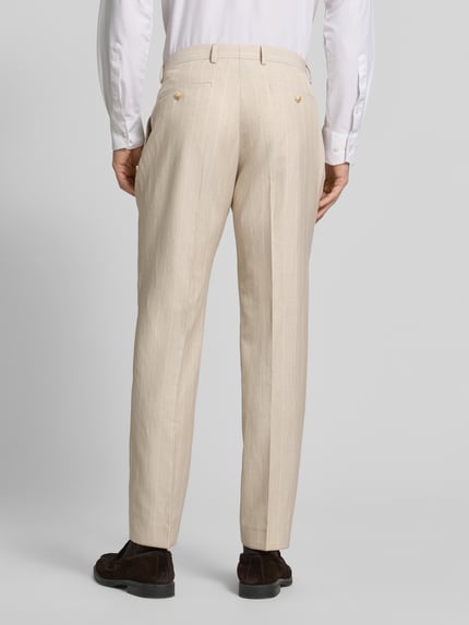 Männermodel trägt Anzughose mit Bügelfalten und Eingrifftaschen von MCNEAL in Beige, Straight Fit, Ganzkörperansicht Rückansicht. Kontext: Herren Anzughose mit Haken-, Knopf- und Reißverschluss, französischen Eingrifftaschen, Gesäßleistentaschen, Bundweite bei Größe 50: 37 cm, Innenbeinlänge bei Größe 50: 75 cm.