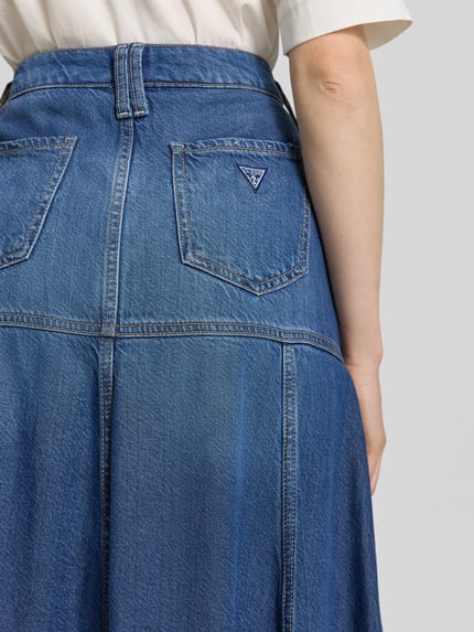 Vrouwenmodel draagt Maxirock aus Lyocell-Mix in Denim-Optik Modell 'Nidia' van Guess, lichte a-lijn, 5-pocket-design, detailopname rugaanzicht.
