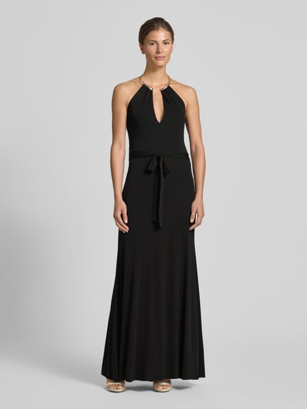 Vrouwenmodel draagt Abendkleid mit Neckholder in Ring-Optik van Rinascimento, zwart, maxijurk, stretch materiaal, v-hals, riem, nauwsluitende fit, gehele lichaamsaanzicht van voren.
