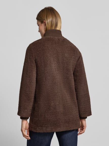 Frauenmodel trägt Mantel mit Stehkragen und Reißverschluss Modell 'An44astasia' von ZABAIONE in Braun mit Struktur, Ganzkörperansicht Rückansicht. Kontext: Damen Mantel, Regular Fit, Eingrifftaschen, Rückenlänge 77 cm, Schulterbreite 40 cm, Brustweite 50 cm, Ärmellänge 58 cm.