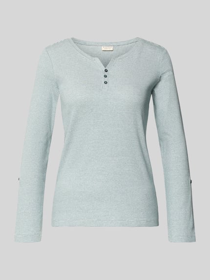 Produktfoto, Regular Fit Langarmshirt aus Baumwoll-Mix von Tom Tailor in Two Tone Hellblau, V-Ausschnitt, Rippstrick, unifarben, Label Stitching