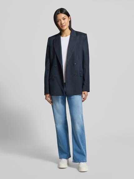 Frauenmodel trägt Jeans mit 5-Pocket-Design Modell 'Madison' von Mustang in Hellblau, gerader Schnitt, Baumwoll-Lyocell-Mix, Ganzkörperansicht von vorne