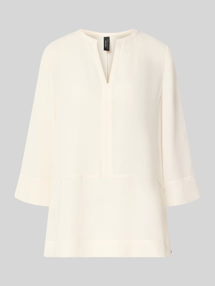 Produktfoto, Regular Fit Bluse mit V-Ausschnitt und 3/4-Arm von Marc Cain in Creme mit Teilungsnähte, glatte Textur, Rückenlänge 71 cm, Ärmellänge 51 cm.