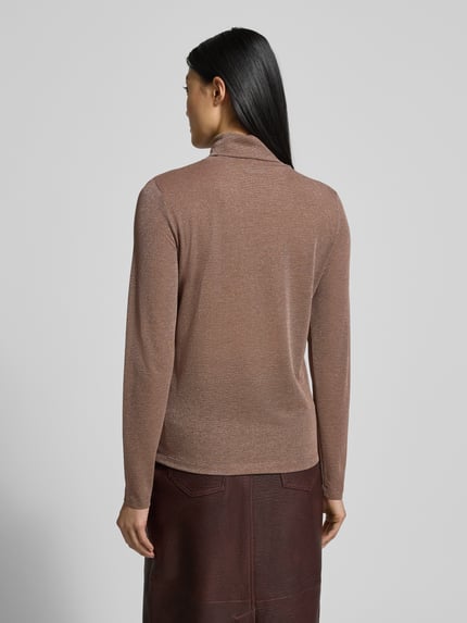 Vrouwenmodel draagt shirt met lange mouwen van viscosemix, regular fit, model 'ZERAFNE' van Drykorn, col, ruglengte maat S 59 cm, geheel achteraanzicht.