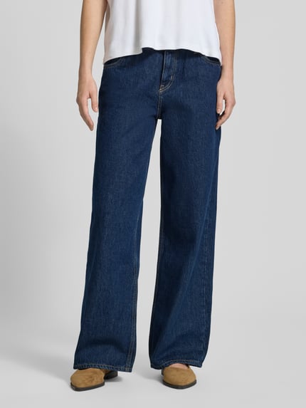 Frauenmodel trägt dunkelblaue Loose-Fit Jeans aus Baumwoll-Denim, Modell 'LENI' 'GAMALA_B' von Hugo Blue, Ganzkörperansicht von vorne, Damen Straight Fit Jeans.