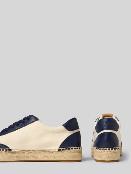Produktfoto, Sneaker aus Leder-Textil-Mix Modell 'LUIZE' von Lauren Ralph Lauren, afgeronde punt, vetersluiting, logo, hakhoogte 3 cm, schachthoogte 8 cm, schachtbreedte 7 cm, mix van leer en textiel, dames sneakers, beige en donkerblauw, groffe textuur zool.