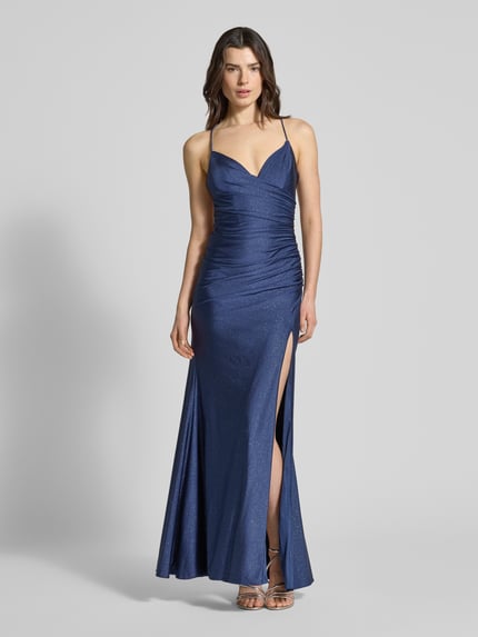 Kobiece modelka nosi Slim Fit Abendkleid in Glitzer-Optik od Mascara, efekt błyszczący, marszczenia, rozporek, cienkie ramiączka, dekolt na plecach, wiązanie, wszyty zamek błyskawiczny, długość tyłu w rozmiarze 36: 150 cm, szerokość w rozmiarze 36: 27 cm, sukienka wieczorowa, krój slim fit, widok całej sylwetki z przodu.