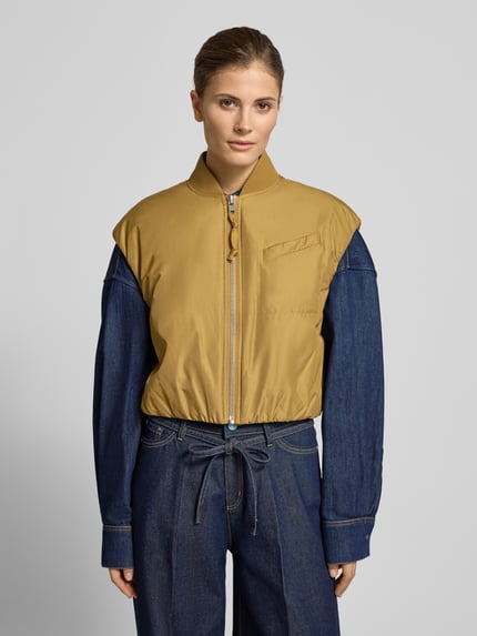 Vrouwenmodel draagt Regular Fit Bodywarmer met collegekraag van Marc O'Polo Denim, look: effen, labelstitching, elastische rompzoom, zakken gesuggereerd. Nahaufnahme Oberkörper.