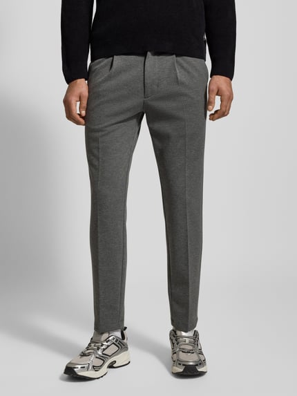 Männermodel trägt Regular Fit Bundfaltenhose mit Viskose-Anteil von Marc O'Polo Denim, grijs, unifarben, zijzakken, Ganzkörperansicht von vorne.