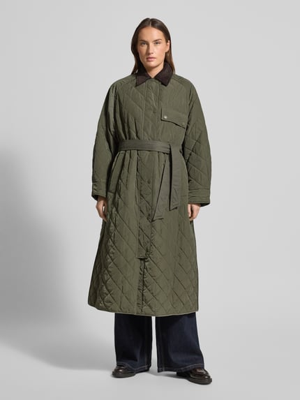 Frauenmodel trägt Comfort Fit płaszcz pikowany z dodatkiem wełny wielbłądziej model 'COCCOLE' od Weekend Max Mara, efekt: jednolity kolor, wykładany kołnierz, zapięcie: ukryty zamek błyskawiczny dwustronny, rozporek z zatrzaskiem, długi rękaw z mankietem, kieszenie boczne i kieszeń z klapką na piersi, długość całkowita 122 cm, szerokość w klatce piersiowej 62 cm, szerokość ramion 48 cm, długość rękawa 52 cm, widok: cała sylwetka z przodu.
