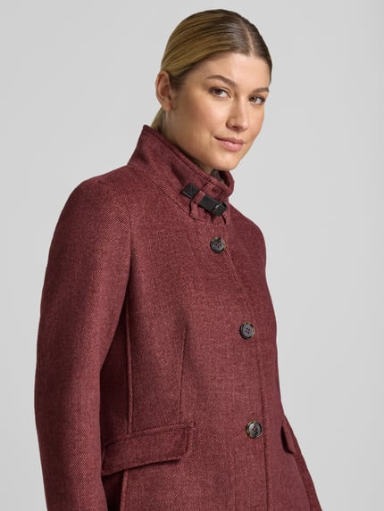 Kobiece modelka nosi Mantel mit Kunstfell und Pattentaschen od Christian Berg Woman Selection, bordowy, krój slim fit, zbliżenie na górną część ciała
