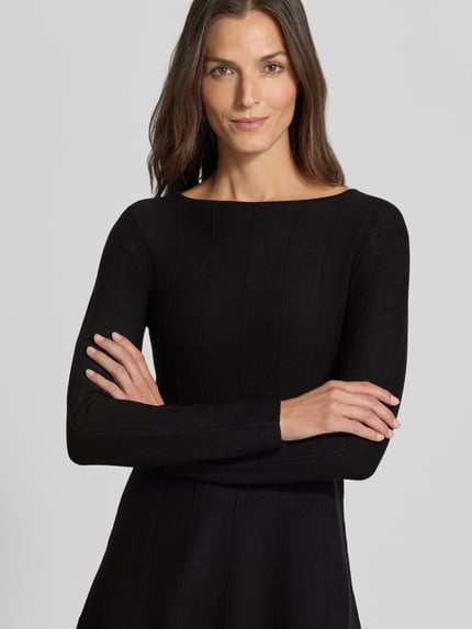 Vrouwenmodel draagt zwarte tricotjurk met ronde hals, a-lijn, mini-jurk, lenzing™ ecovero™-vezelmix, Model 'VALUNI' van VILA, Nahaufnahme Oberkörper