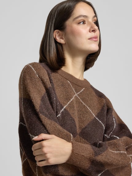 Frauenmodel trägt Pullover mit Ballonärmeln von VERO MODA, braunes Argyle-Muster, Strick, Rundhals, Nahaufnahme Oberkörper.