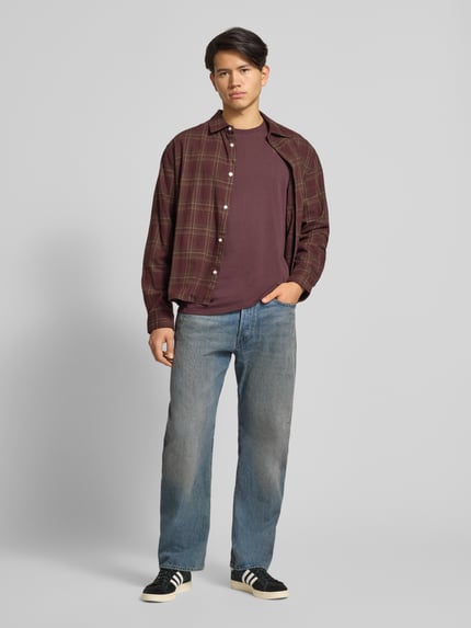 Männermodel trägt Regular Fit Jeans im Used-Look Modell 'Contor 3D' van G-Star Raw, blauwe denim, rechte pijpen, Ganzkörperansicht von vorne.
