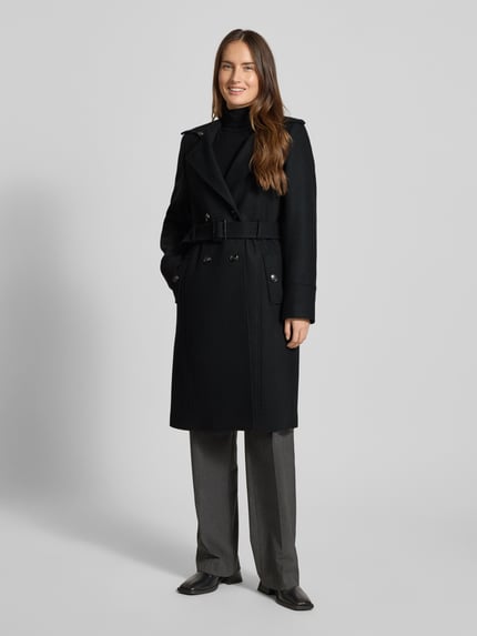 Vrouwenmodel draagt Mantel aus Woll-Mix mit Gürtel van Jake*s Collection in zwart, slim fit, dubbele rij knopen, tailleband, Ganzkörperansicht van voren.