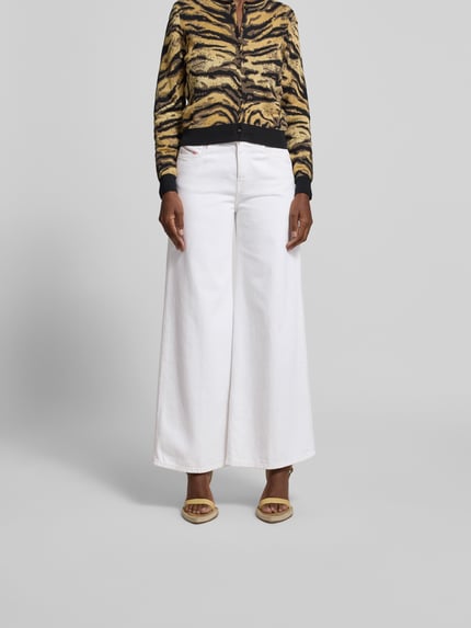 Vrouwenmodel draagt Relaxed Fit Jeans aus Baumwoll-Mix van Diesel, wit, 5-pocketmodel, labeldetail, mix van katoen en elastaan, knoop- en ritssluiting, binnenbeenlengte maat 27: 79 cm, bandwijdte maat 27: 40 cm, ganzlichaamsaanzicht van voren.