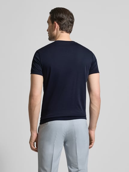 Männermodel trägt T-Shirt mit Rundhalsausschnitt von RAGMAN, Unifarbenes-Design, Reine Baumwolle, Slim-Fit, Rückenlänge 70 cm, Ganzkörperansicht Rückansicht.