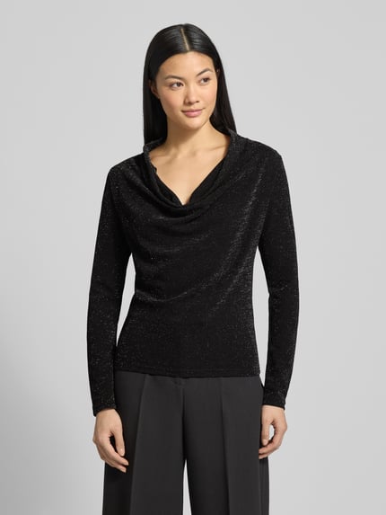 Frauenmodel trägt Regular Fit Langarmshirt mit Wasserfall-Ausschnitt Modell 'SANDRA' von Selected Femme, schimmernde Optik, Stretch-Webstruktur, Nahaufnahme Oberkörper.