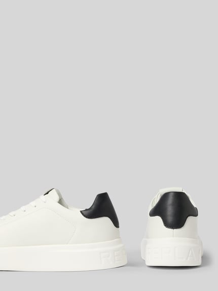 Produktfoto, Sneaker mit Logo-Details Modell 'NOTTING' von Replay in Weiß mit schwarzer Fersenkappe, strukturierte Sohle, abgerundete Form, Schnürverschluss, sichtbares Logo, Herren Sneaker, Absatzhöhe 5 cm, Schafthöhe 7 cm, Schaftweite 8 cm.