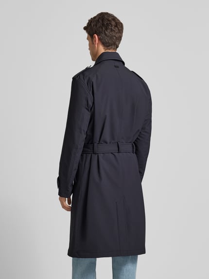 Männermodel trägt Regular Fit Trenchcoat mit Taillengürtel Modell 'TRENCH SUMMER' von Strellson, unifarben, Rückansicht Ganzkörperansicht.