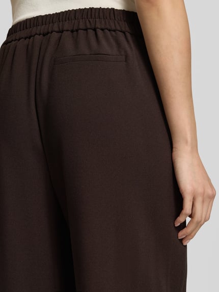 Vrouwenmodel draagt Wide Leg wijdte broek met viscose-aandeel model 'Misha edit' van OPUS, dames, detailopname heup/bovenbeen.