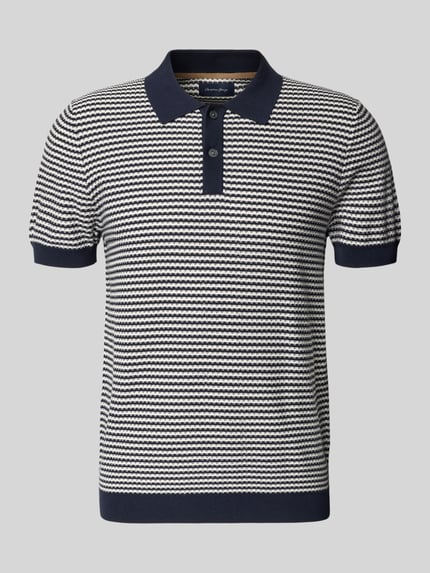 Produktfoto, Strickshirt mit Polokragen und Knopfleiste von Christian Berg Men, wzór w paski, krój regular fit, kolor granatowo-biały, długość tyłu w rozmiarze M 69 cm, długość rękawów w rozmiarze M 25 cm, tekstura dzianiny