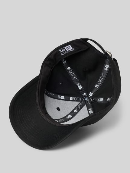 Produktfoto, Base Cap mit Logo-Stitching von New Era aus reiner Baumwolle, schwarzer Stoff, gebogener Schirm, sichtbares Innenband, Motiv-Stitching