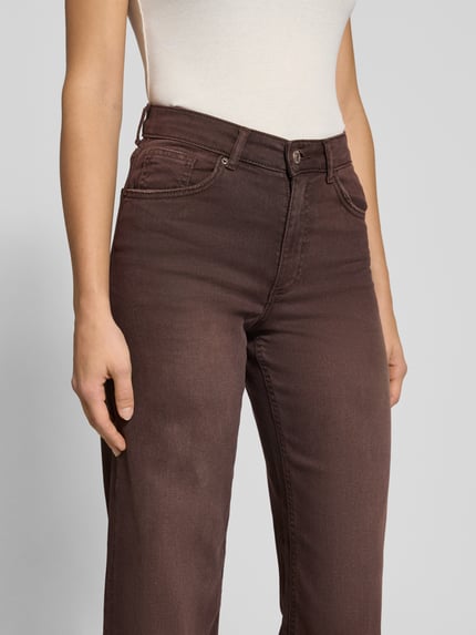 Kobieta modelka nosi brązowe Wide Leg Jeans aus Baumwoll-Mix Modell 'JUICY' od Only, high waist, 5 kieszeni, denim, z przodu zbliżenie na talię.