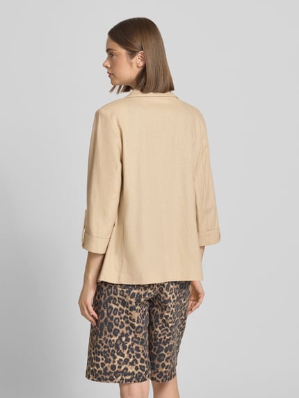 Vrouwenmodel draagt Relaxed Fit Blazer uit viscose-linnenmix model 'GOA' van Only, effen, reverskraag, 3/4-mouw, achterkant volledig zichtbaar.