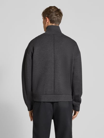 Männermodel trägt Pullover mit Troyerkragen Modell 'KN_Transit QZ' von BOSS in Dunkelgrau, Strukturstrick, Regular Fit, Ganzkörperansicht Rückansicht