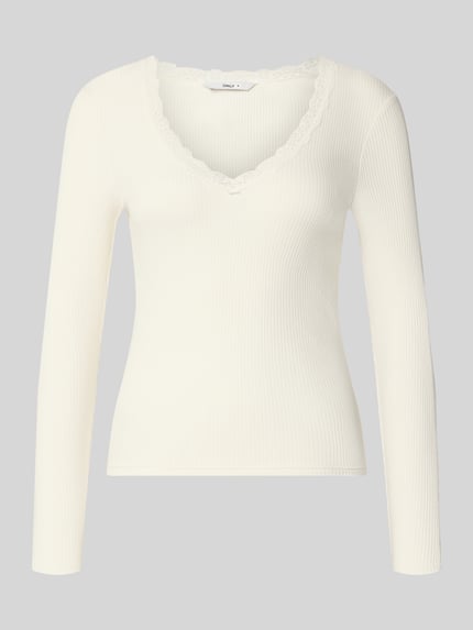 Produktfoto, Slim Fit Langarmshirt aus Baumwoll-Mix Modell 'SARA SHARAI' von ONLY in Cremeweiß, gerippte Struktur, V-Ausschnitt mit Spitzenkante