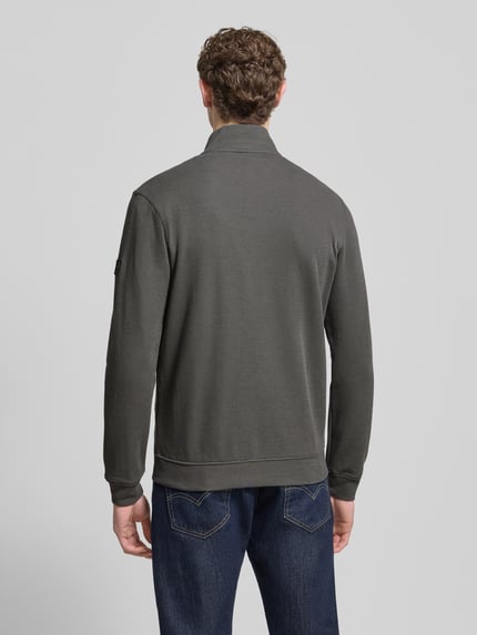 Männermodel trägt Sweatjacke mit Strukturmuster und Reißverschlusstaschen von Lerros, Baumwoll-Mix, Regular-Fit, Rückansicht.