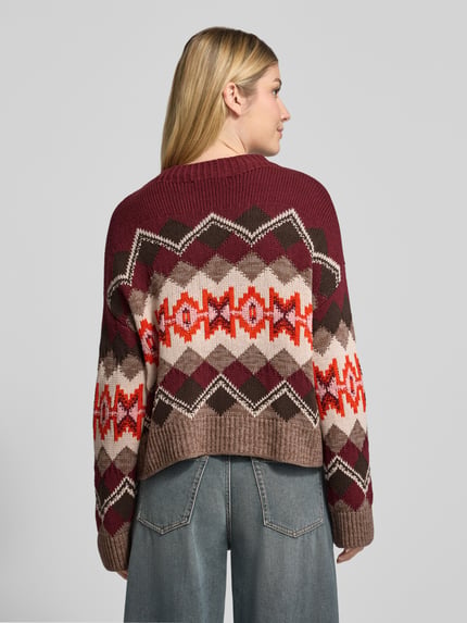Vrouwenmodel draagt Strickpullover im Allover-Look mit Rundhalsausschnitt van Oui, katoenmix, relaxed fit, all-over look, ruglengte maat 36: 48 cm, mouwlengte maat 36: 52 cm, Ganzkörperaanzicht achteraan.
