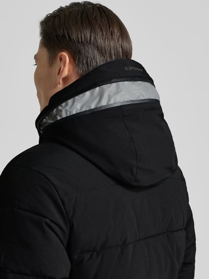 Männermodel trägt Steppjacke met capuchon model 'BIXBY' van Icepeak, zwart, textuur zichtbaar, rugaanzicht, detailopname schouder en capuchon, Regular Fit, verdekte rits, ritszakken, ruglengte 78 cm, schouderbreedte 50 cm, borstwijdte 60 cm, mouwlengte 70 cm.