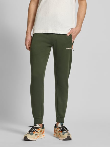 JACK & JONES Spodnie dresowe o kroju slim fit z nadrukiem z logo model ‘Gordon’ Oliwkowy 4