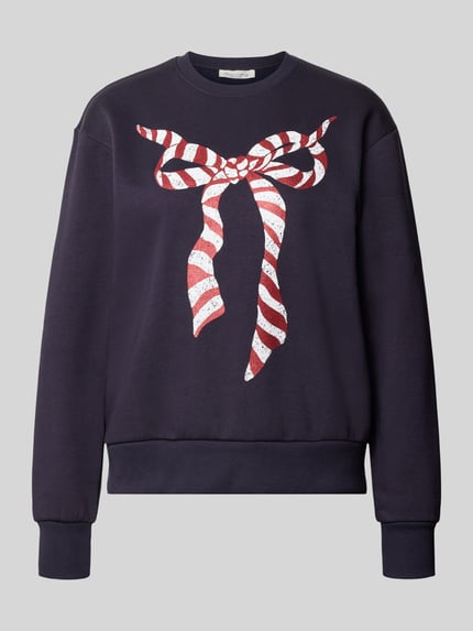 Produktfoto, Relaxed Fit Sweatshirt aus Baumwoll-Mix mit Motiv-Print von Christian Berg Woman, dunkler Stoff, rot-weißes Schleifenmotiv, gerippte Abschlüsse