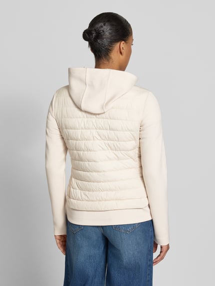 Männermodel trägt Jacke aus Baumwoll-Mix in Stepp-Optik von FUCHS SCHMITT, kolor kremowy, kaptur, taliowany krój, długość tyłu 59 cm, Szerokość ramion w rozmiarze 36: 40 cm, Szerokość klatki piersiowej w rozmiarze 36: 48 cm, Długość rękawów 67 cm, Ganzkörperansicht Rückansicht