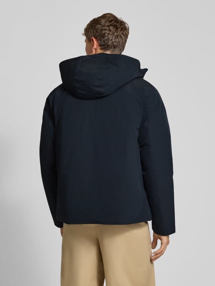 Männermodel trägt Jacke mit Kapuze und Pattentaschen Modell 'LAMOON' von JACK & JONES, dunkelblau, Rückenansicht, Regular Fit, KI-modifiziertes Bild.