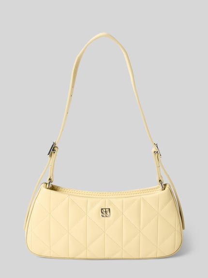 Produktfoto, Shoulder Bag mit Logo-Detail Modell 'Quilted' van CK Calvin Klein in zachte gele kleur, quilt-look, verstelbare draagband, hoofvak met ritssluiting, breedte 27 cm, lengte 13 cm, diepte 4 cm, schouderriem 57 cm.