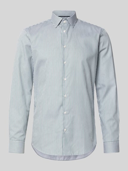 Produktfoto, Slim Fit Business-Hemd mit Kentkragen von Jake*s aus Reine Baumwolle, vertikale Streifen, Knopfleiste, Sportmanschetten, abgerundeter Saum, verlängerter Rücken, klassisch weiß-blau, glatte Textur, Rückenlänge bei Größe 39/40: 78 cm, Schulterbreite bei Größe 39/40: 47 cm, Ärmellänge bei Größe 39/40: 66 cm