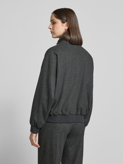 Frauenmodel trägt Jacke aus Viskose-Mix Modell 'EYAM' von DRYKORN in Dunkelgrau, Regular Fit, strukturierte Oberfläche, Ganzkörperansicht Rückansicht.