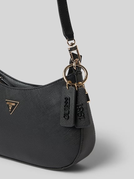 Produktfoto, Shoulder Bag in Leder-Optik Modell 'Noelle' von GUESS in Schwarz mit goldfarbenem Logo-Detail, feine Struktur, 25x18x6 cm, abnehmbarer Schulterriemen, Hauptfach mit Reißverschluss