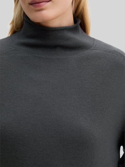 Frauenmodel trägt Rollkragenpullover mit Mock Neck von MARC O'POLO in Unifarbe, Feinstrick-Struktur, Wollmix, Nahaufnahme Oberkörper.