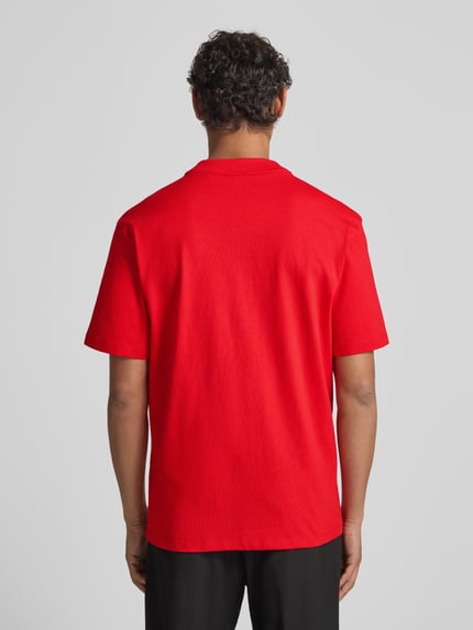 Männermodel trägt Relaxed Fit T-Shirt aus reiner Baumwolle Modell 'DAPOLINO' von HUGO, Optik: Unifarben, Ganzkörperansicht Rückansicht.